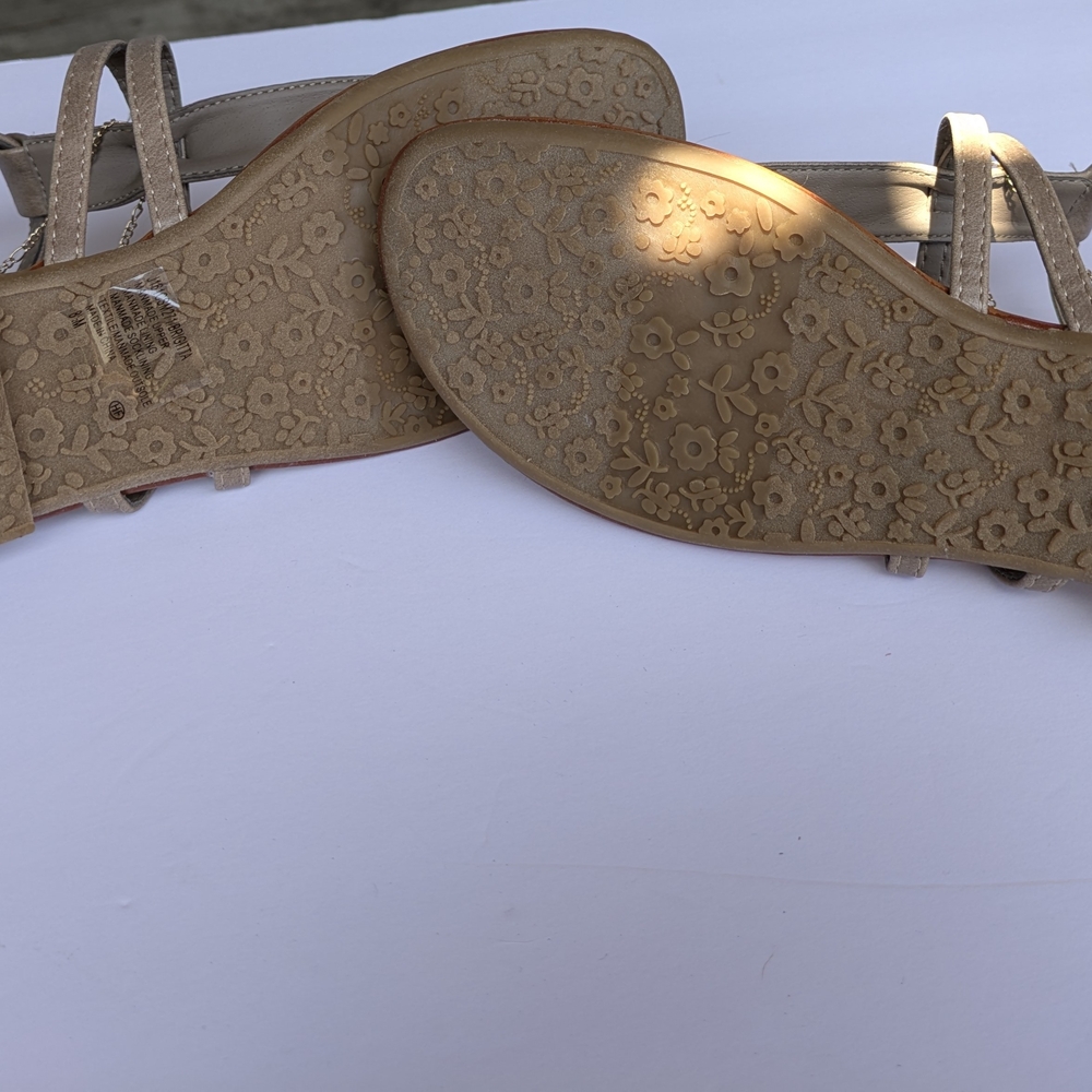 Elegant Beige Sandals with Chain Detail - Picture 4 of 5